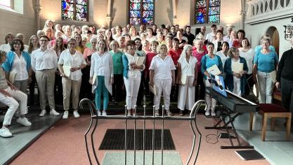 <p>Chorgesang aus einhundert Kehlen beim Finale „Chorbegegnungen“ in der Büllinger Pfarrkirche</p>