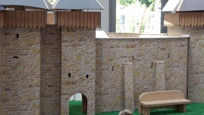 <p>König Charles besuchte die Kirchenburg von Weißkirch - Modell wird in Eupen zur Schau gestellt</p>
