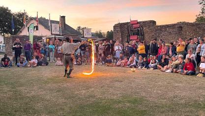 <p>„Hubertus der Fahrende“ wird die Besucher des Mittelalterfestes auf der Burg in Reuland mit seinen Feuerkünsten begeistern. Am Samstagabend um 21 Uhr gibt es eine große Feuershow.</p>