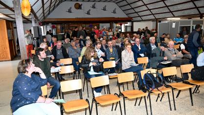 <p>Die Vorabinformationsversammlung im Dorfsaal von Petit-Thier war gut besucht. Auch Bürger aus dem nahen Recht wollten sich aus erster Hand informieren.</p>