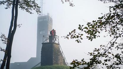 <p>Der Baltia-Hügel ist ein beliebtes Ausflugsziel. Die Aussichtsplattform, zu der eine sechs Meter hohe Treppe führt, stellt den höchsten Punkt des Landes dar. 1923 wurde dieses „Emblem“ errichtet.</p>