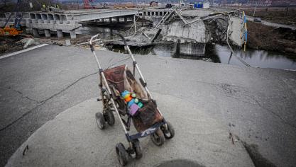 <p>Ein Kinderwagen steht auf der im Krieg zerstörten Brücke auf der Ausfallstraße von Irpin in der Nähe von Kiew: „Wenn ein Mensch kommt und einen halben Laib Brot als Gehalt verlangt, verstehen wir, dass er von nichts anderem träumt“, sagt Roman Holobutovskyy, Richter in der Millionenstadt Dnipro in der Ukraine.</p>