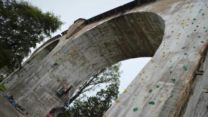 <p>An der Freiherr-von-Korff-Brücke in Born wird seit Anfang August an einer Kletterwand gearbeitet. Sechs Routen sind bisher entstanden.</p>