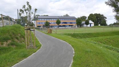 <p>Neue fußläufige Zugänge zur Dorfschule in Amel</p>
