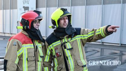 <p>Postenleiter Jean Kohnen (links) freut sich, dass sich wieder einige motivierte Nachwuchskräfte zum Dienst in der Feuerwehr Burg-Reuland bereiterklärt haben.</p>