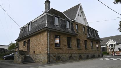 <p>Die Haus Wittumhof 7-9 gehört zu den Immobilien, die ersteigert werden können. Die Gemeinde Büllingen hat für die ehemalige Lehrerwohnung keine Verwendung mehr.</p>