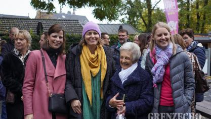<p>Großes Wiedersehen im Klinkeshöfchen: Ehemalige Schüler überraschen Claire Lehnen</p>
