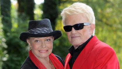 <p>Schnappschuss in München: Der Sänger Heino und seine Frau Hannelore stehen im Jahr 2012bei einem Pressetermin zusammen im Englischen Garten.</p>