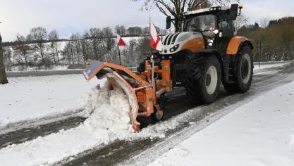 <p>In der Gemeinde Büllingen müssen in der Winterzeit 500 Kilometer kommunale Wege vom Schnee befreit oder mit Salz abgestreut werden. Die ganze Nacht über beobachten Späher die Wetterlage.</p>