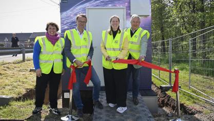 <p>Medienwirksam wurde der erste Glasfaser-Container am 15. Mai in Hergenrath unter anderem von Ministerin Isabelle Weykmans (PFF) (2.v.r.) eröffnet.</p>