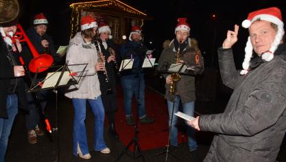 <p>Der Musikverein Burgklänge zog durch die Straßen und sorgte für weihnachtliche Klänge.</p>