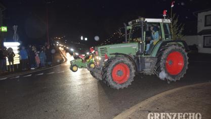 <p>Lichterfahrt der Traktoren in Weywertz</p>
