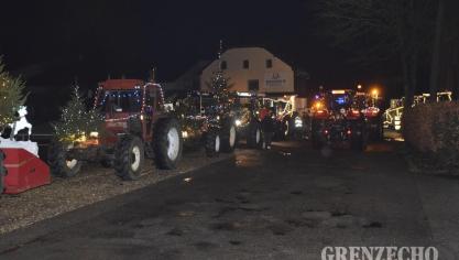 <p>Lichterfahrt der Traktoren in Weywertz</p>
