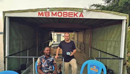 <p>Peter Lambertz (rechts) und Emmanuel Makoka auf der MB Mobeka</p>