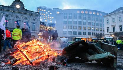 <p>Feuersglut und zerstörte Statue auf dem Place du Luxembourg</p>
