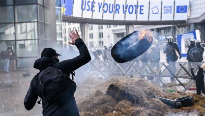 <p>Konfrontation zwischen Landwirten und Ordnungskräften vor dem Gebäude des EU-Parlaments.</p>