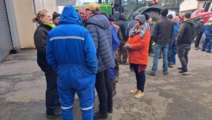 <p>Gegen Mittag war die Situation angespannt, weil Landwirte ihren Unmut über die Aktivisten zum Ausdruck brachten.</p>
