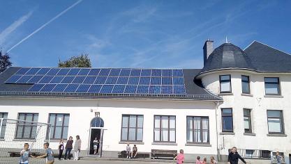 <p>In der Gemeindeschule Ovifat wurde die bestehende Fotovoltaik-Anlage erweitert.</p>