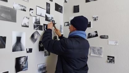 <p>Im Obergeschoss hat der Fotograf Salvatore seine Schwarz-Weiß-Bilder aufgehängt.</p>