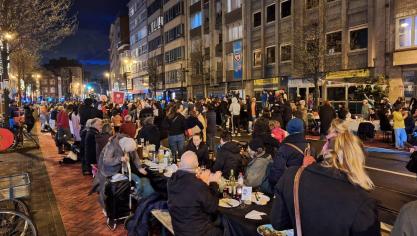 <p>Belgischer Rekord: 7.000 Menschen essen gemeinsam an einer über zwei Kilometer langen Tafel</p>

