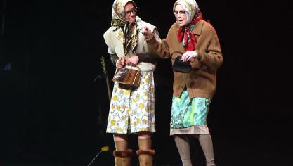 <p>Sandrine Cormann (links) und Sophie Pendeville gaben die „Tratsch-Weiber“.</p>