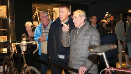 <p>Radsportlegende Eddy Merckx schaute sich die Ausstellung mit seinem Sohn Axel an.</p>
