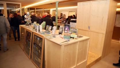 <p>Blick ins Innere des Tourismusbüros: Auch beim Mobiliar wurden regionale Materialien verwendet.</p>