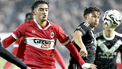 <p>Mark Müller im Duell mit Antwerpens Youssef Hamdaoui. Auch der Eupener Offensivspieler legte den Fokus sofort auf die Meisterschaft.</p>