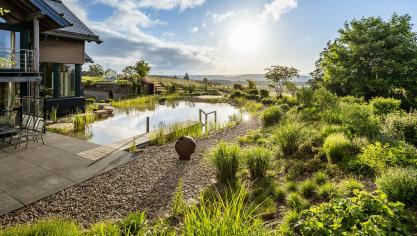<p>Gartenbau Leufgen erneut ausgezeichnet – 2. Platz beim TASPO Award 2025 für das Projekt „Nahtlos Natur“</p>