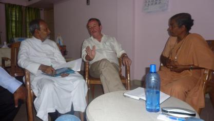 <p>Alfed Renardy (Mitte) bei einem Besuch in der südindischen Region.</p>