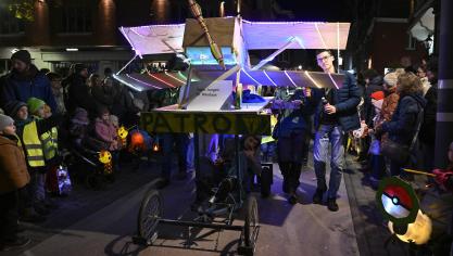<p>Das leuchtende Flugzeug zog viele Blicke auf sich.</p>