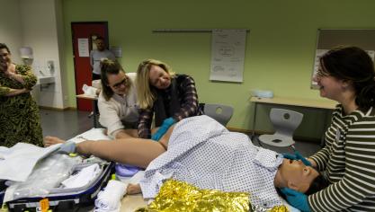 <p>Fachkräfte aus der Notfallmedizin trainieren beim Notfallsymposium lebensrettende Maßnahmen.</p>