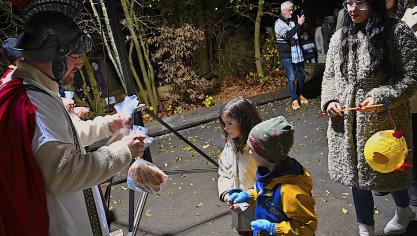 <p>Am Ende des Umzugs überreichte der heilige Martin den Kindern eine Tüte mit Leckereien.</p>