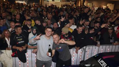<p>Yannick Neuville und Joshua Sonnet jubeln vor den Fans.</p>