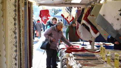 <p>Katharinenmarkt: Händler und Besucher strahlen mit der Sonne um die Wette</p>
