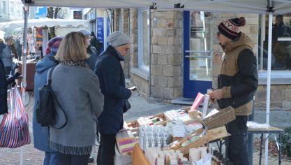 <p>Katharinenmarkt: Händler und Besucher strahlen mit der Sonne um die Wette</p>
