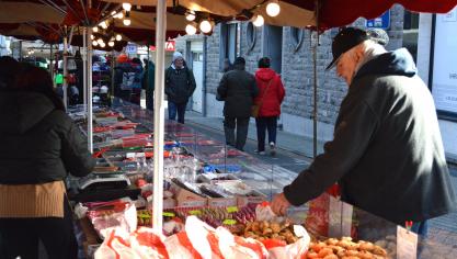 <p>Katharinenmarkt: Händler und Besucher strahlen mit der Sonne um die Wette</p>
