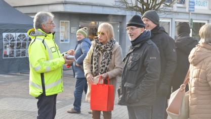 <p>Katharinenmarkt: Händler und Besucher strahlen mit der Sonne um die Wette</p>
