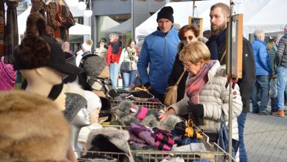 <p>Katharinenmarkt: Händler und Besucher strahlen mit der Sonne um die Wette</p>
