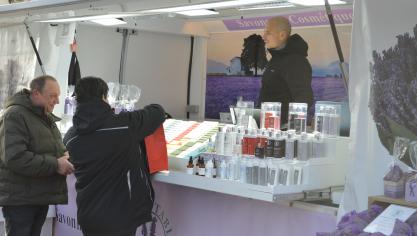 <p>Katharinenmarkt: Händler und Besucher strahlen mit der Sonne um die Wette</p>
