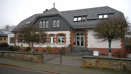 <p>Die Schule Born wird trockengelegt. Hierfür muss auch die Eingangstreppe neugebaut werden.</p>