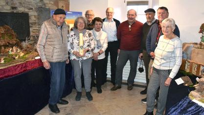 <p>Einige Krippenbauer zusammen mit der Vorsitzenden Ulrike Peters mit der Kerze des internationalen Krippenverbandes.</p>