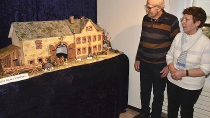 <p>Alfred und Maria Schumacher aus Weywertz haben ihr Elternhaus als Krippe dargestellt.</p>