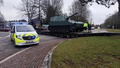 <p>[Video] Frisch lackierter „Panzer“ zum Kreisverkehr am Lager Elsenborn zurückgekehrt</p>
