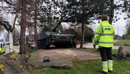 <p>[Video] Frisch lackierter „Panzer“ zum Kreisverkehr am Lager Elsenborn zurückgekehrt</p>
