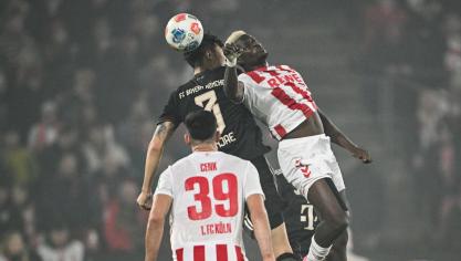 <p>Min-jae Kim (Bayern) und Ragnar Ache (r., Köln) kämpfen um den Ball. Der Rekordmeister tat sich zu Beginn schwer gegen die Gastgeber aus Köln.</p>