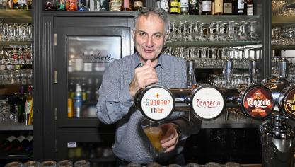 <p>Bei Vassili Tilkeridis im Ratskeller fließt das Eupener Bier aus dem Zapfhahn.</p>