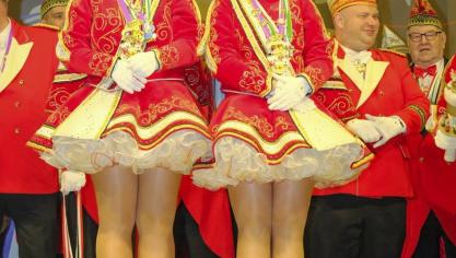 <p>Damensitzung in Kettenis</p>
