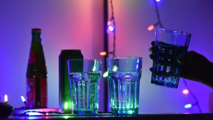 <p>Hat man den Verdacht, dass „einem jemand etwas ins Glas getan hat“, dann macht es Sinn, auf die spezifischen Armbänder zurückzugreifen, die schnell und unkompliziert per Tröpfchentest GHB im konsumierten Getränk nachweisen können.</p>