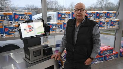 <p>Heiko-Geschäftsführer Oliver Hofrath an einem der beiden Kassenautomaten. Die Abrechnung erfolgt per Bank- oder Kreditkarte.</p>